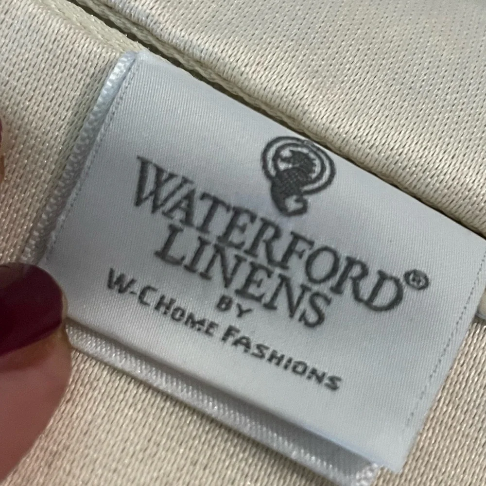 NEW WATERFORD LINENS ACCENT PILLOW 18x18 GOOSE FEATHER INSERT INCLUDED